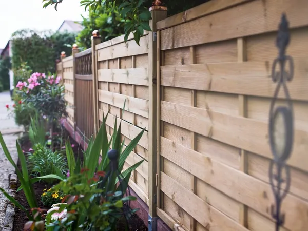 Sichtschutz im Garten aus Holz und Pflanzen