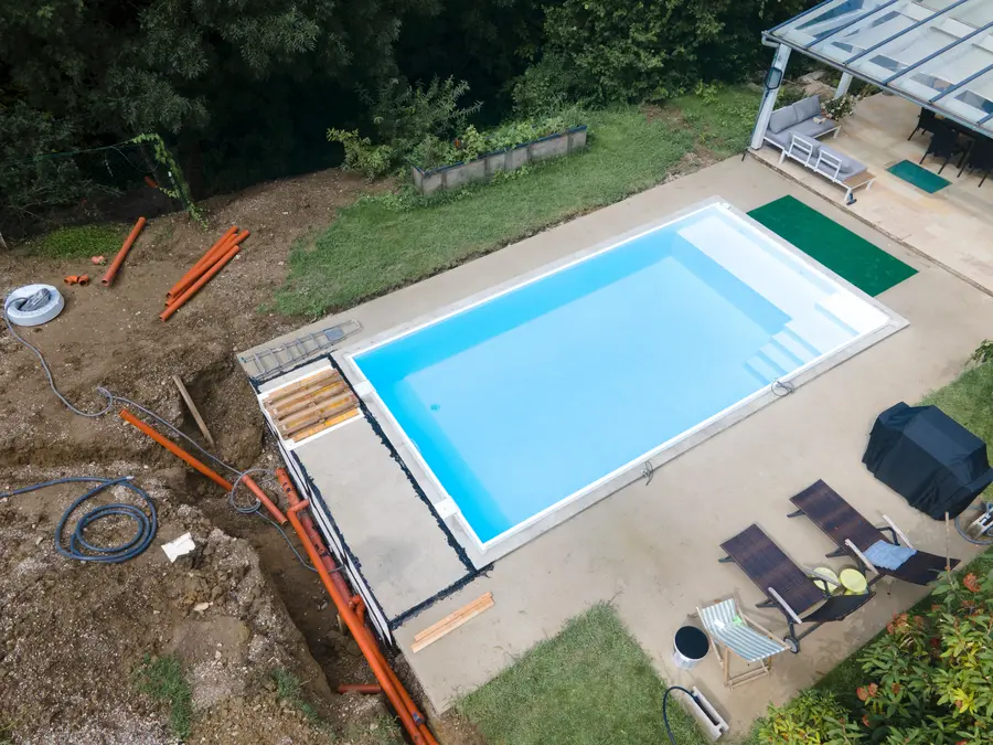 Rechteckiger Swimmingpool mit Terrasse in einem privaten Garten in Schalksmühle